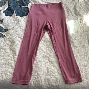 lululemon Align™ HR Crop 21" VLVD 6
Color: velvet dust
Size: 6